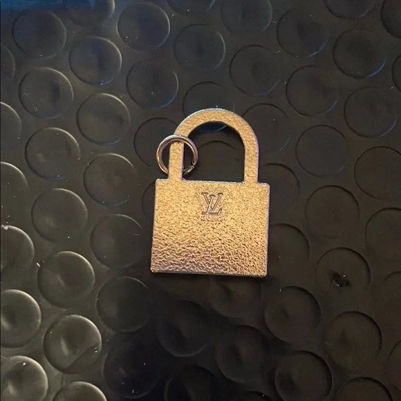 Louis Vuitton Red Crystal Padlock pendant - Picture 2 of 3